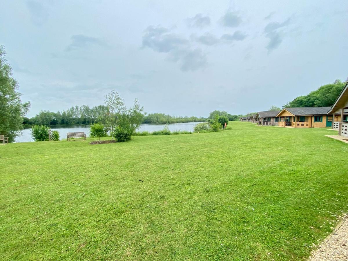 Lake Pochard, Oak Lodge South Cerney Ngoại thất bức ảnh